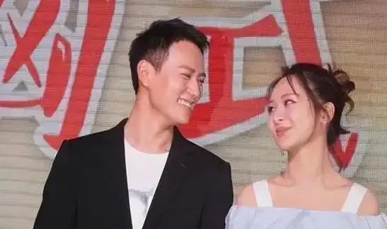 有狗仔爆出,秦俊杰和女演员张雪迎同喝一碗胡辣汤,并且互喂吃饭的照片