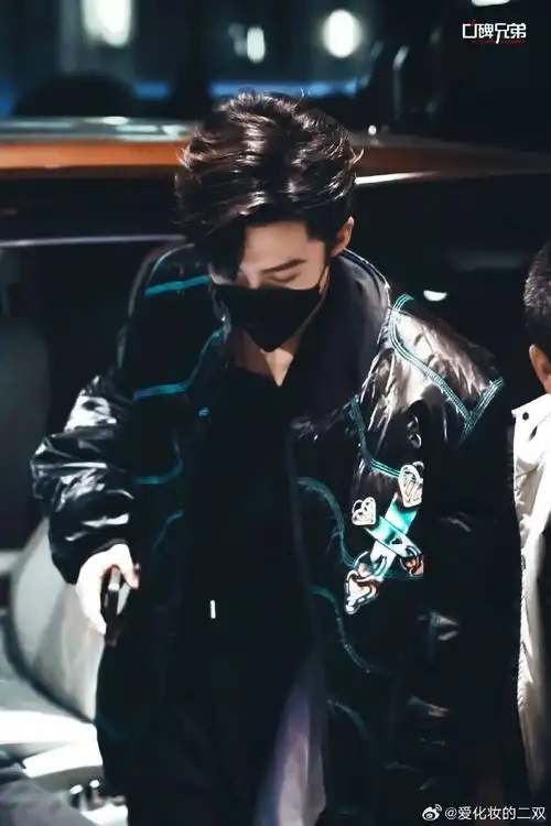 刘宇宁##刘宇宁片场抽烟