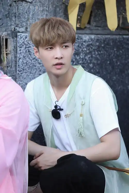 张艺兴《极挑》变"羊助理" 赠人美酒获观众点赞