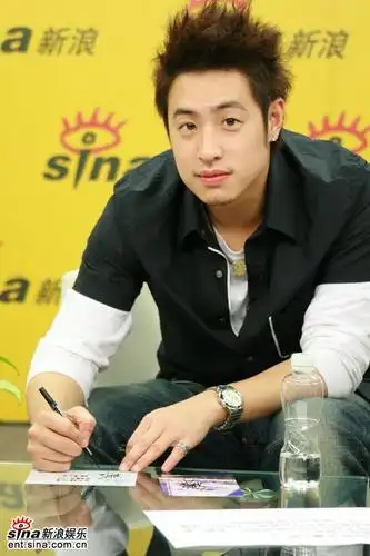 图文:潘玮柏做客聊新专辑-玮柏讲话有一点节奏