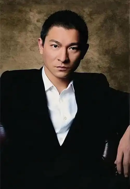 62岁刘德华近照老态龙钟头发花白啤酒肚显现一脸愁容网友震撼