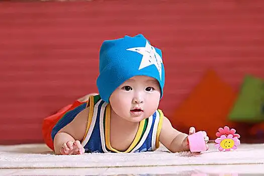 妈妈给女儿戴口罩快乐的小学生婴儿高兴,母亲,拿着,可爱,孩子,男婴