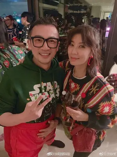 贾静雯#与#苏有朋#同框过圣诞,是最爱的无. 来自娱扒姐姐 - 微博