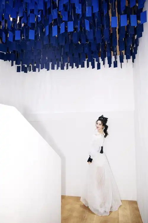 陈欣予亮相中国国际时装周 白纱长裙梦幻灵动诠释百变时尚感