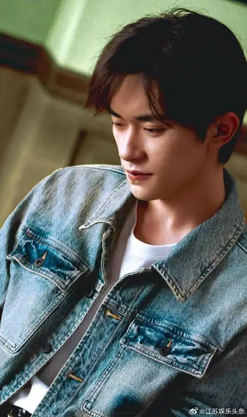 分享一组易烊千玺的《小小的我》壁纸,喜欢就点个赞吧