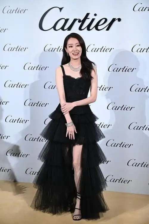 张小斐穿吊带长裙秀身材没了妈妈样更有魅力优雅又撩人