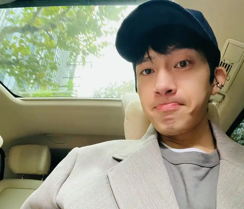 井柏然新剧路透,寸头墨镜手插兜,包子铺前耍帅,遭众人围观