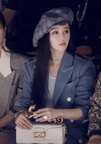 范冰冰蓝色西装套装出席活动,搭配格纹贝雷帽,尽显温柔大气