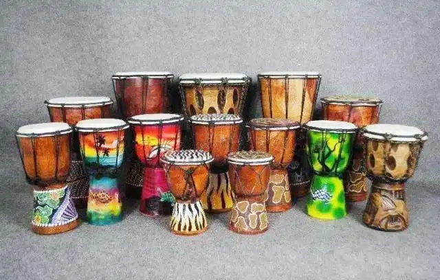 非洲鼓源于非洲的土著音乐文化代表了非洲人善于歌舞,爱好音乐的特色