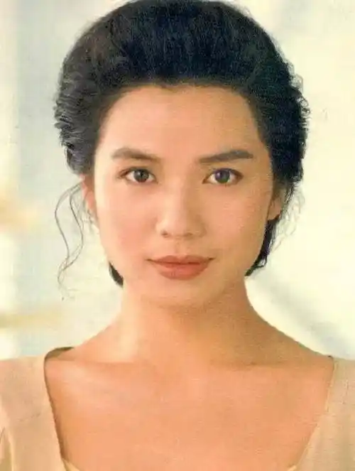 幸福的婚姻生活让钟楚红丁克的想法也发生了改变,1995年,一次意外的