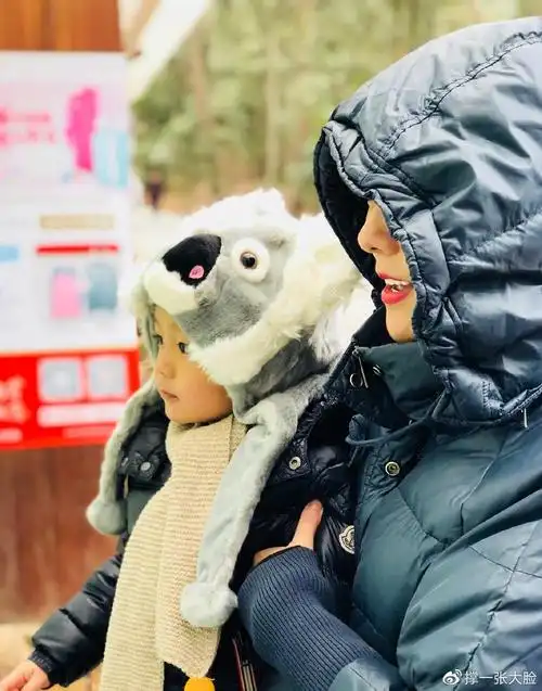 汪涵携儿子舞台首秀变魔术,7岁小沐沐罕露正脸,长相秀气像妈妈