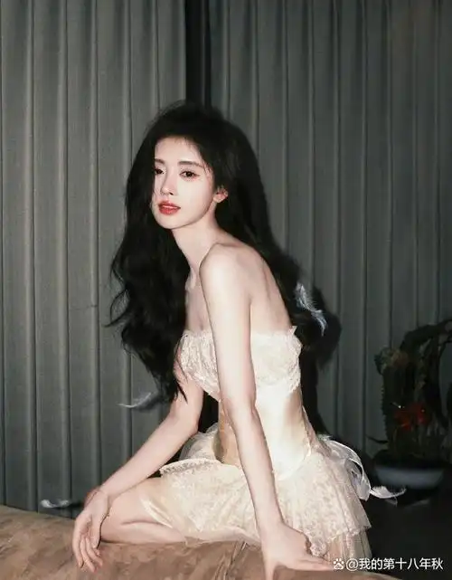 近日,人气女演员鞠婧祎分享了一组胶片风格的写真照片,引发了广泛的