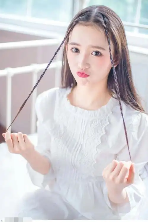 她在这部电视剧之中出演了女主倾城的妹妹聂倾心,很多网友看到她第一