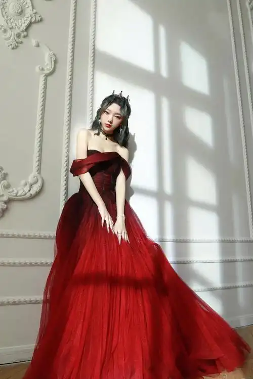 李紫婷一袭红色抹胸礼服裙!_高清图集_新浪网