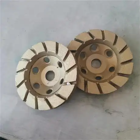 手拿水磨石磨盘rm100型振动式大理石台阶打磨片注水式打磨机磨片