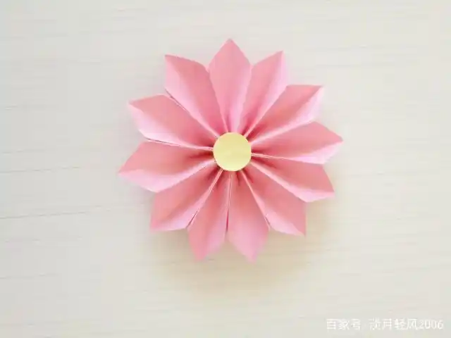 一下花瓣,如下图所示 对面的花瓣拉过来,粘在一起,成图示形状的一朵花