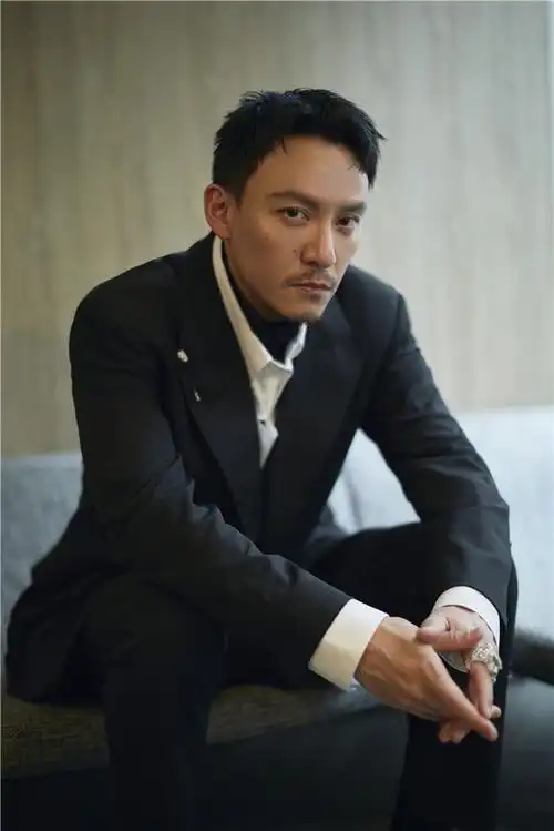 张震身着黑色西装02帅气又迷人