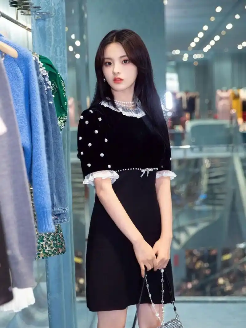 杨超越穿珍珠小黑裙现身品牌活动