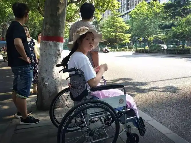 14岁花季少女双腿截肢笑对生活梦想考上大学