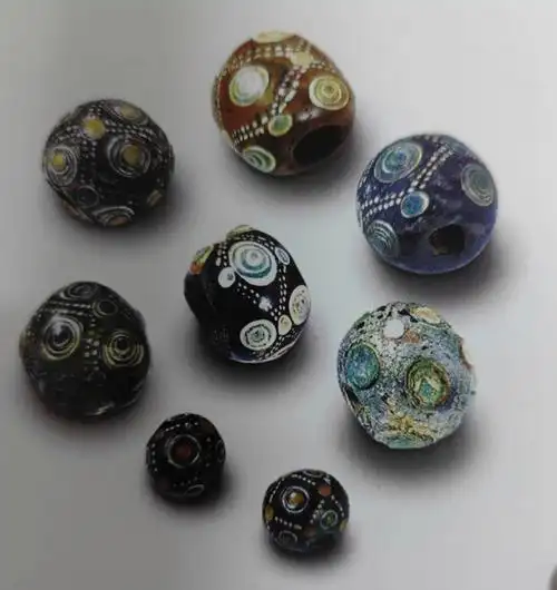 蜻蜓眼玻璃珠这个名字,是根据珠子上面一圈套一圈,像