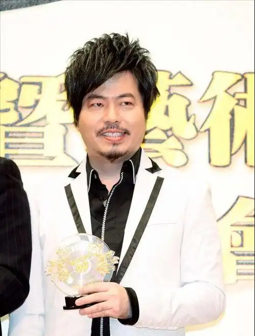 2000年,他发行了双专辑《惊天动地》,投入了大量的人力物力.