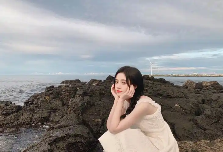 壁纸:鞠婧祎白色长裙站在海边a爆全场,仙女下凡一般!