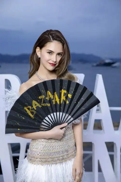 昆凌优雅性感活动写真图片