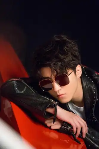 王俊凯:小凯戴墨镜的照片也太帅了,要一起去兜风吗?