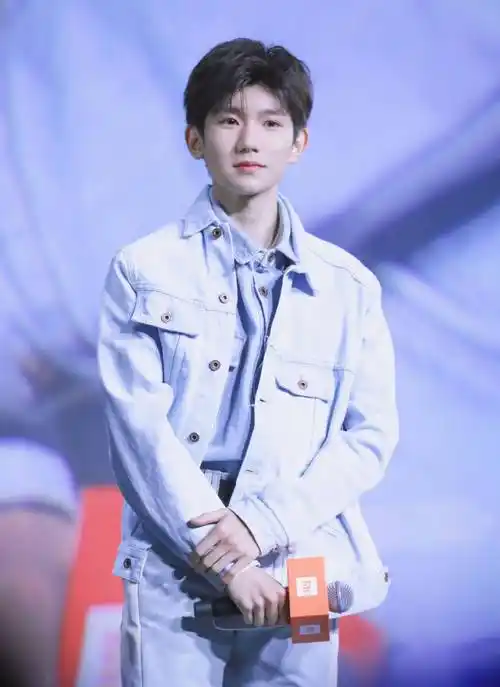 贾乃亮吹泡泡时,乡下姑娘的穿衣花样引人关注:这不是王源吗?