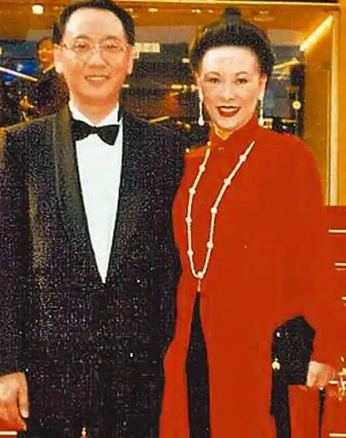 回顾侠女徐枫替前夫还债再婚嫁给债主丈夫去世她活成了传奇