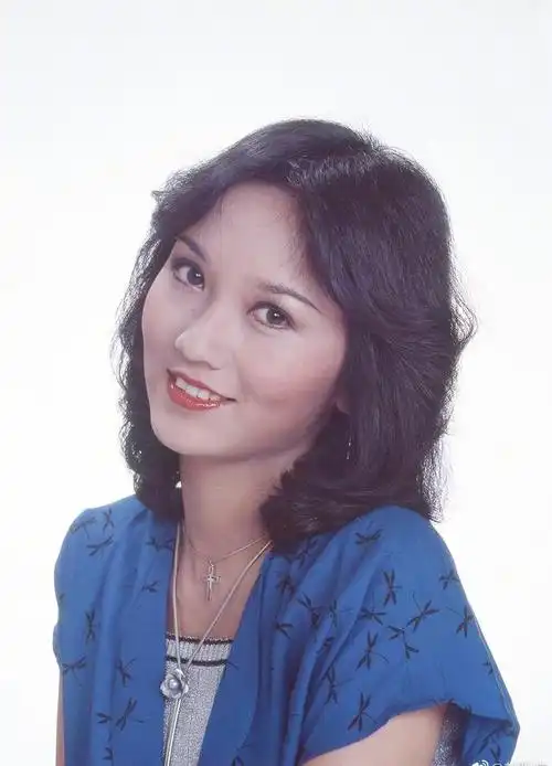 冻龄女神赵雅芝晒最新写真与40年前的差别多大