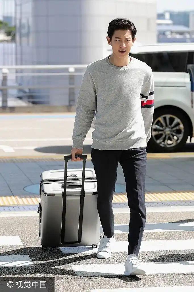 组图:朴灿烈灰色运动衣显帅气有型 冲镜头比耶卖萌画风可爱