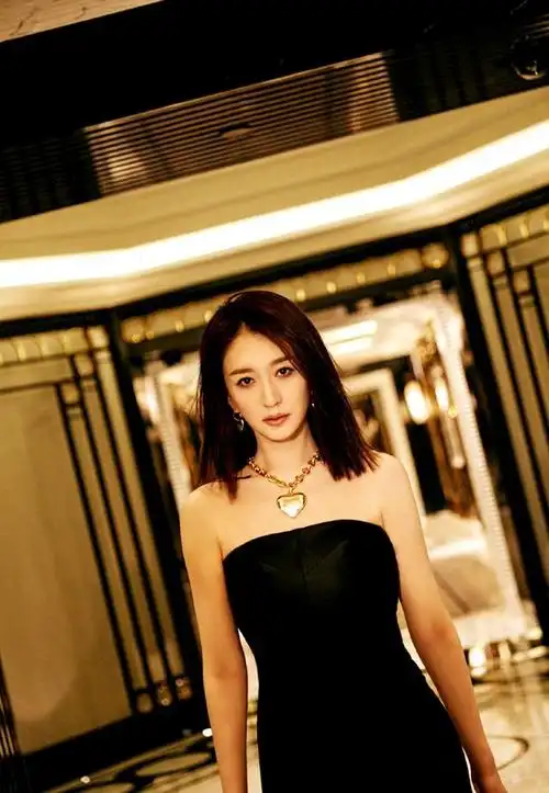 46岁李小冉气质真好,一袭黑色抹胸长裙亮相红毯,优雅又高级