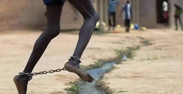 女犯人戴着脚镣,是怎么换衣服的?女囚犯说出真相