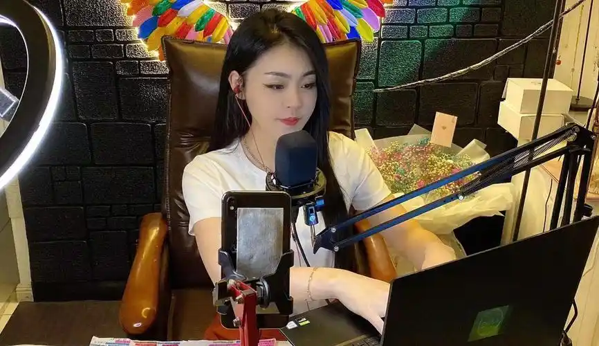 可可托海的牧羊人爆红的另一个功臣亚男从小镇幼师到超人气翻唱快手