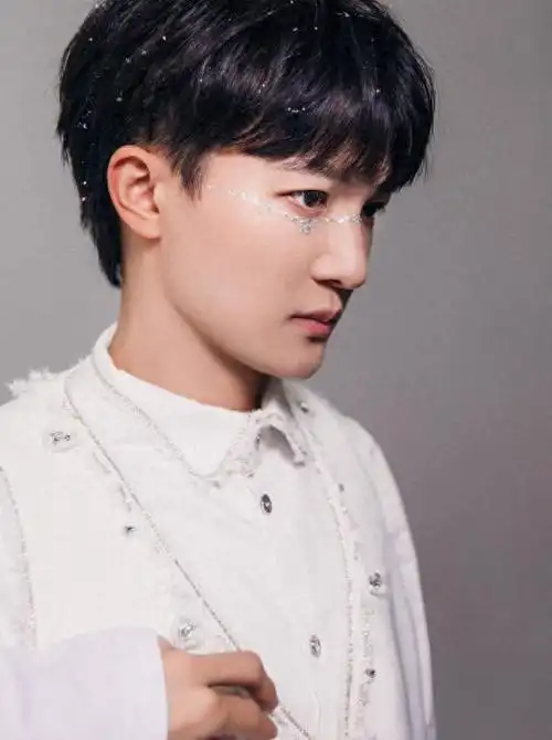 工作室释出演唱会造型写真,照片中的周深身穿白衬衣,小王子造型帅气