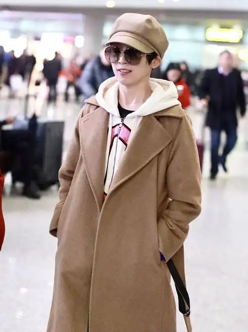 谢楠机场穿搭造型真"飒",大衣搭配白色卫衣时髦大气,简洁高级