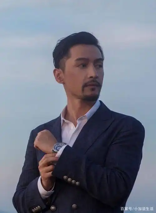 留起胡子的胡歌秒变气质大叔,雅痞范十足,太有魅力了!