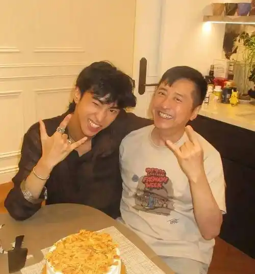 伊能静前夫63岁大寿,哈利晒与庾澄庆合影:小哈祝老哈生日快乐