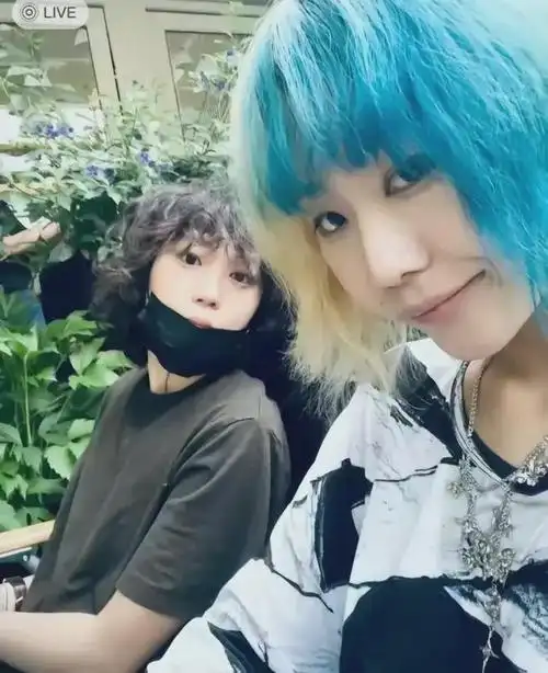 王菲很大度,允许窦靖童跟情敌女儿关系好,还出钱供窦佳嫄去读书