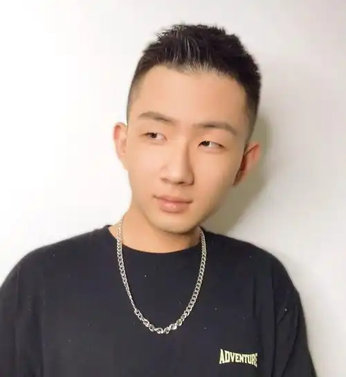2021男生"不烫不染"的发型,剪完干净利落,尽显潮流帅气
