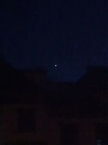 天空中唯一一颗最亮的星星(现在除了它没有别的星星) 每天都能看到 我