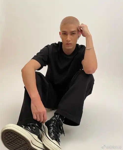 米卡粉发寸头#米卡什么发色都很帅,而且寸头也是帅气满满的,驾缘哪