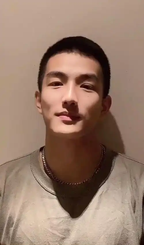 小鲜肉帅哥成都00后寸头小伙这颜值我喜欢