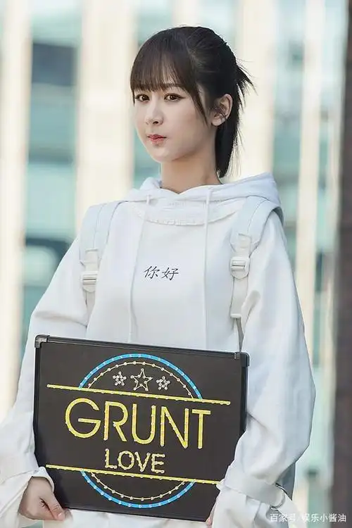 《亲爱的热爱的》杨紫美图分享,首次演小萝莉,你觉得符合原著吗