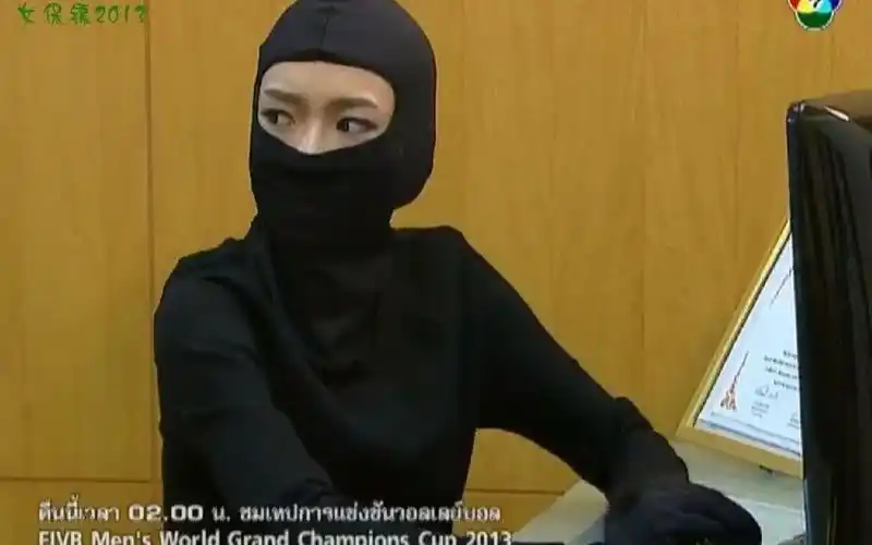 蒙面女盗取公司资料