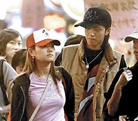 2005年左右,任家萱多次被拍到和罗志祥一起打网球,互动很亲密,疑似