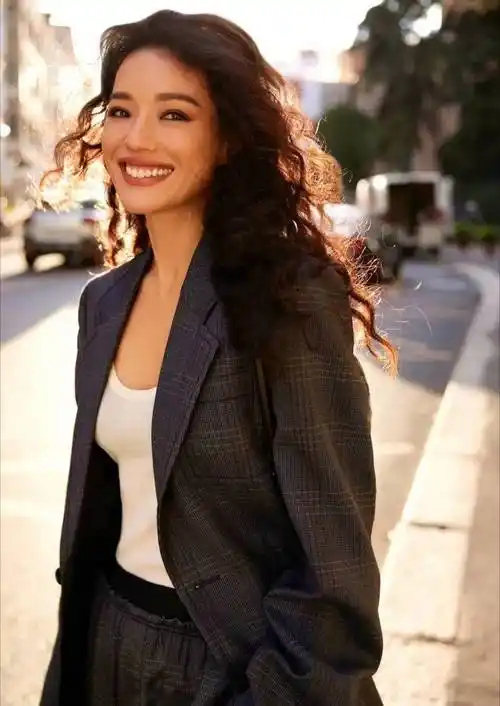 舒淇的港风打扮,好有辨识度_西装_灰色_穿着