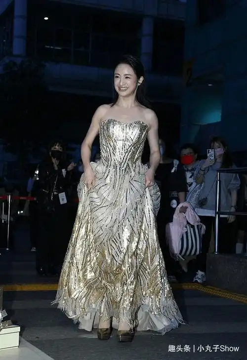 39岁林依晨近况状态真好,金色抹身材长裙秀身材,做完月子就复出_妈妈_