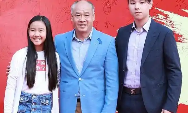 满头白发资产过亿,妻子气质好,孩子颜值高|李宁|体操|陈永妍_新浪新闻